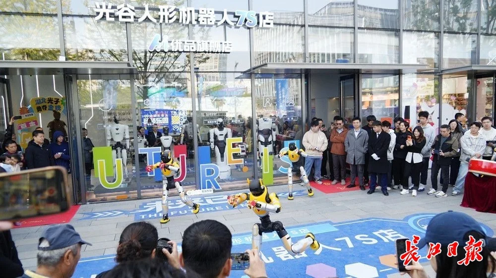 China's First '7S' Humanoid Robot Store Opens in Wuhan, Offering Sales, Service, and Training