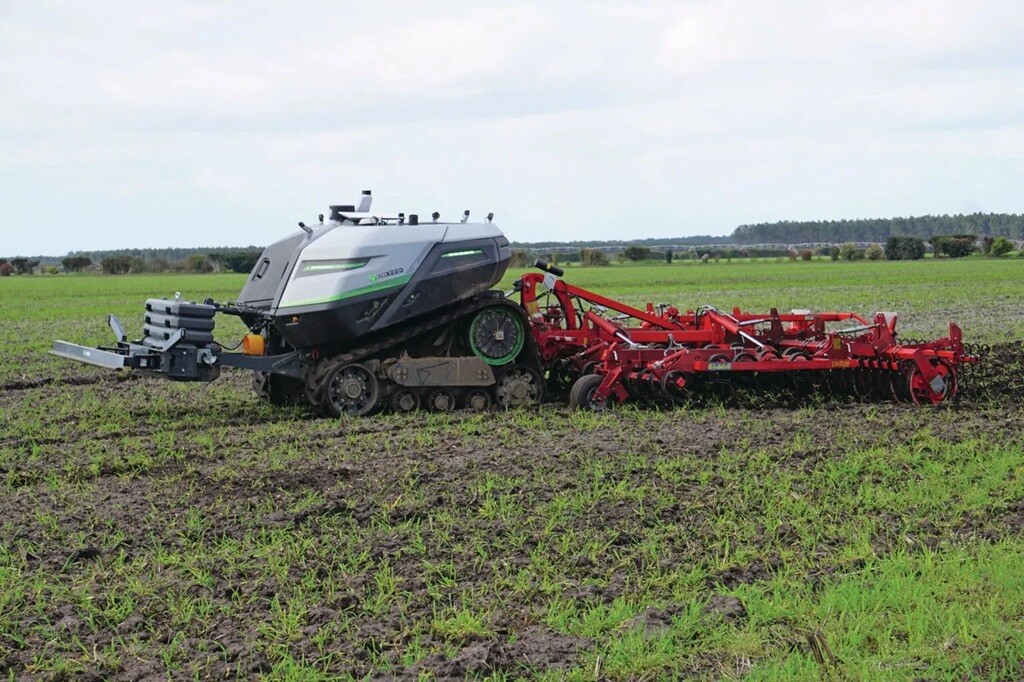 VIDEO | AgXeed Series 7 tested in the field: can it handle heavy tillage and tight headlands?