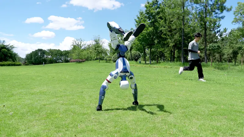 Unitree CEO Predicts R1 Will Be a Bestseller, Teases Larger 1.8-Meter Humanoid