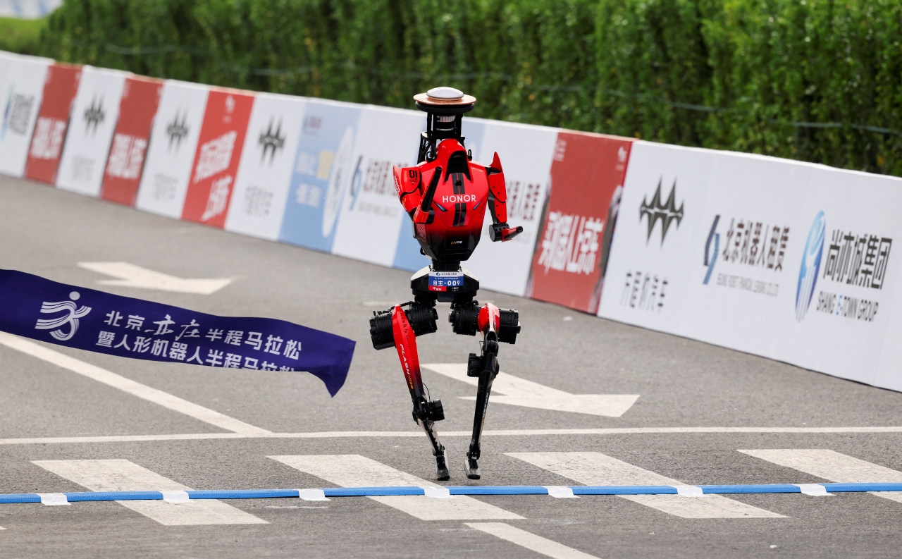 Chinese Robot Beats Human Best Time in Half-Marathon, After a Stumble