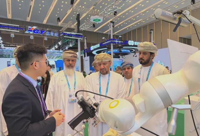 Shenzhen's Fully Autonomous Orthopedic Surgery Robot Captivates Global Buyers at Canton Fair