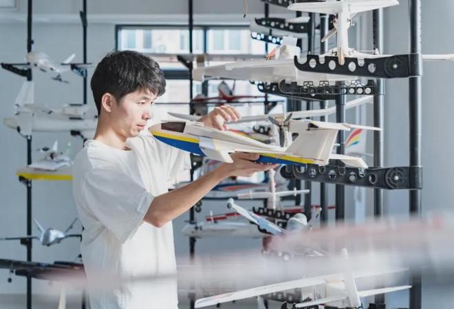 Incredible! A Self-Taught 95-Generation Youth Breaks World Record with Homemade Passenger Jet