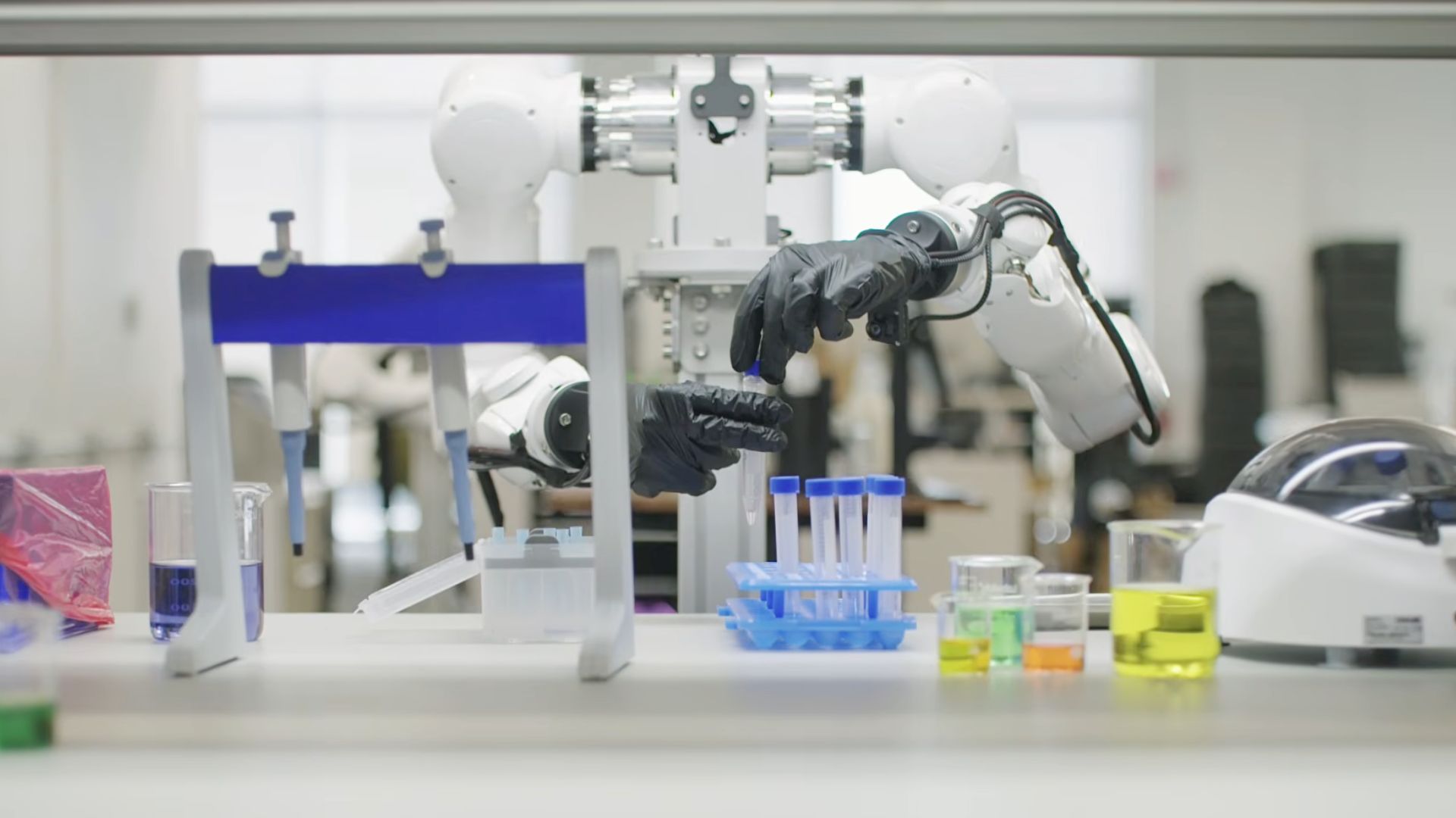 Video: Genesis’ smart robotic brain enables human-level manipulation and scalable training