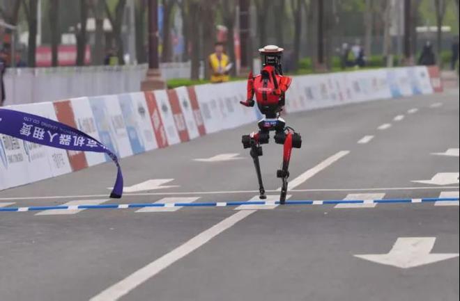 Honor Triumphs! Humanoid Robot Wins Half Marathon, Outpacing Humans by Seven Minutes?