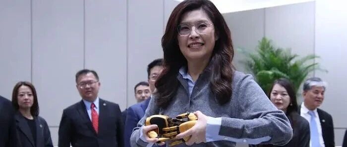 Focusing on the Cutting Edge of Artificial Intelligence: Zheng Liwen's Enthusiasm for Technology