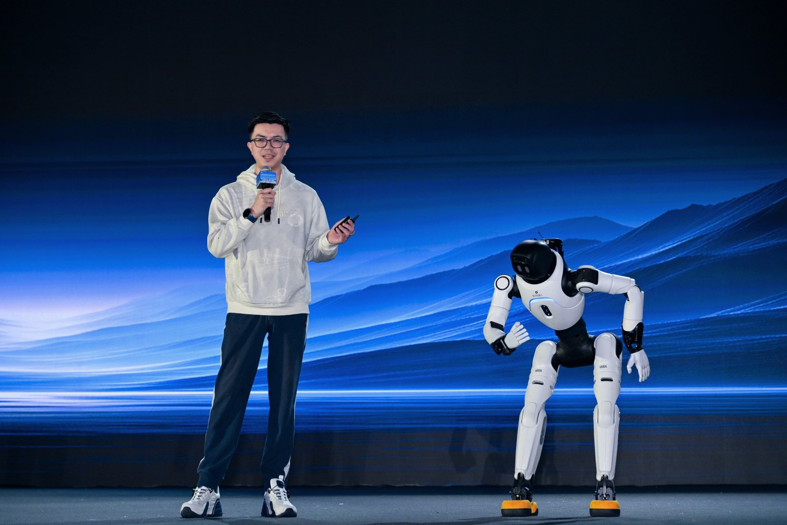AGIBOT Unveils New Generation of Embodied AI Robots and Models, Accelerating Real