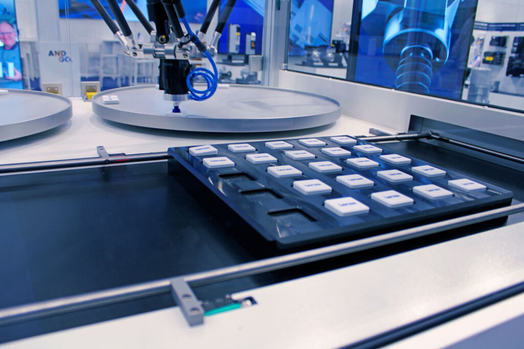 Pick and place processes on rotating tables without downtime