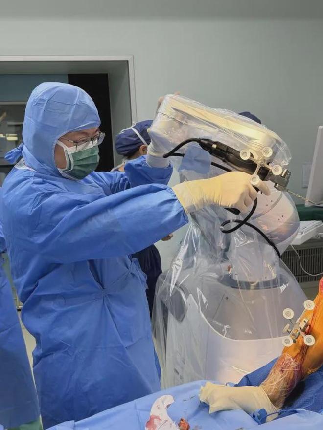First HX Robotic Arm-Assisted Joint Replacement Surgery at PLA General Hospital's Fourth Medical Center