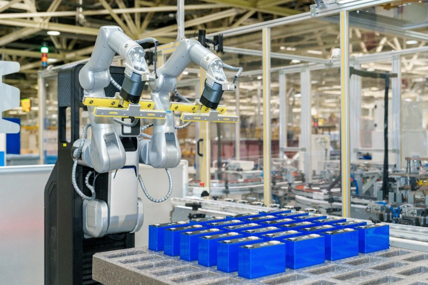 SAIC Group's First Humanoid Robot Employee Officially Starts Work