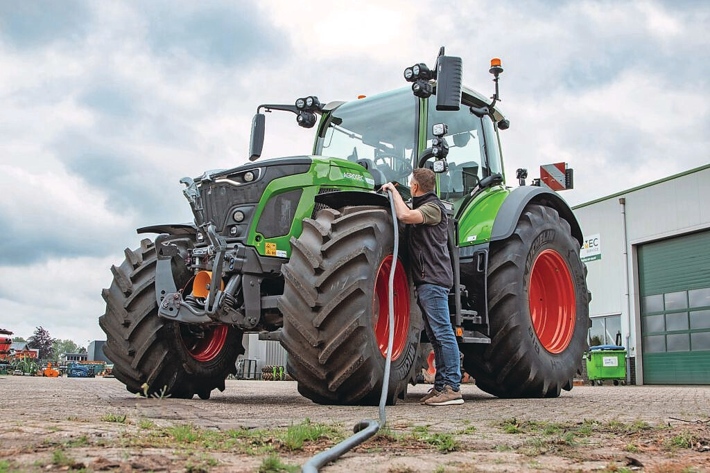 Test drive with new Agromec E600 based on Fendt 620