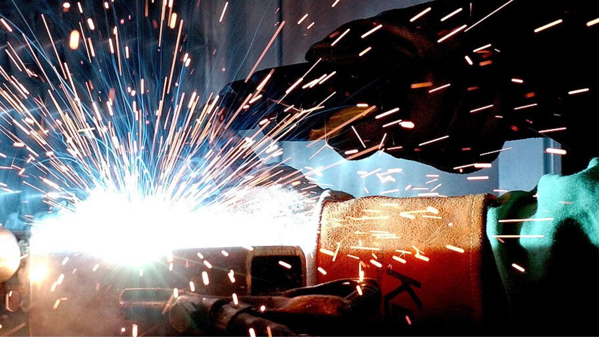 China’s new welding robot cuts 70mm steel, boasts 30-ton capacity, 20-year life