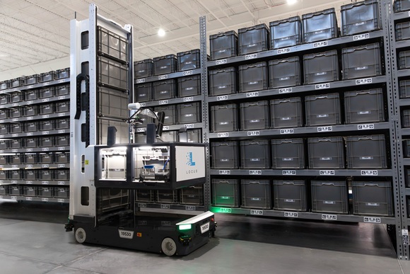Autonomous process chains in the robots-to-goods model