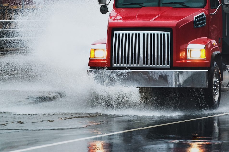 How Storm Season Disrupts Trailer Availability Across Freight Networks
