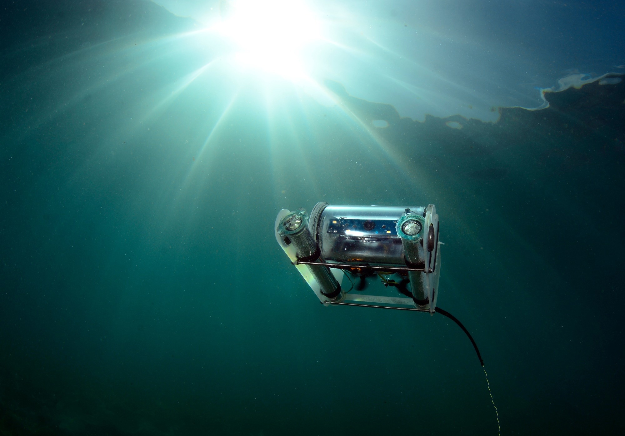 New Magnetoelectric Antenna Helps Underwater Robots Communicate Over Long Distances