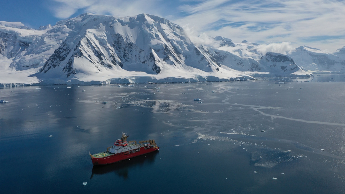 International Research Team Embarks on Greenland Expedition to Study Melting Glaciers