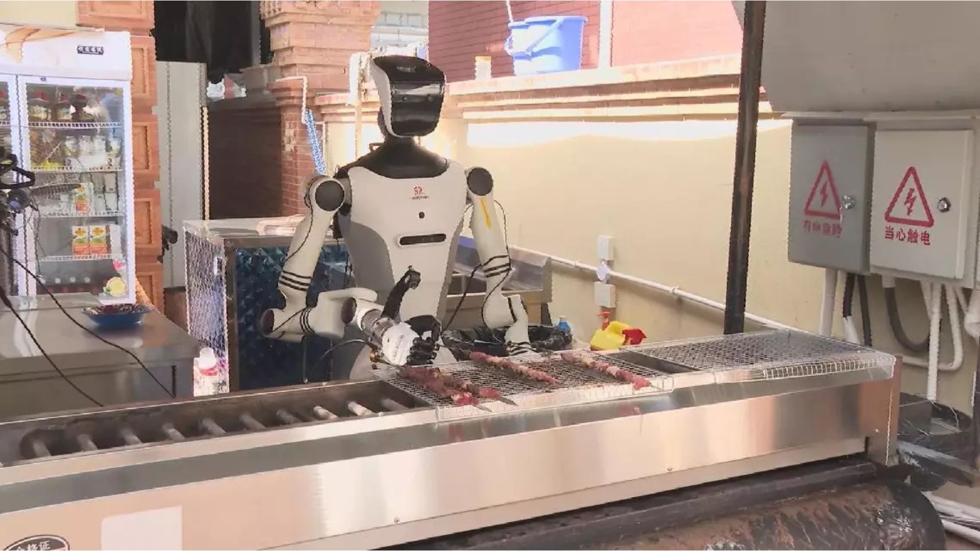 Humanoid Robot Showcases Cooking Skills in Live Demo of Xinjiang Dishes