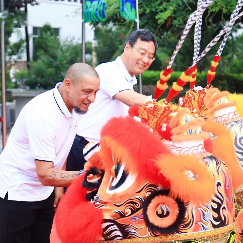 Roberto Carlos Visits Linglong Tire to Launch 'Legendary Journey' with Partners