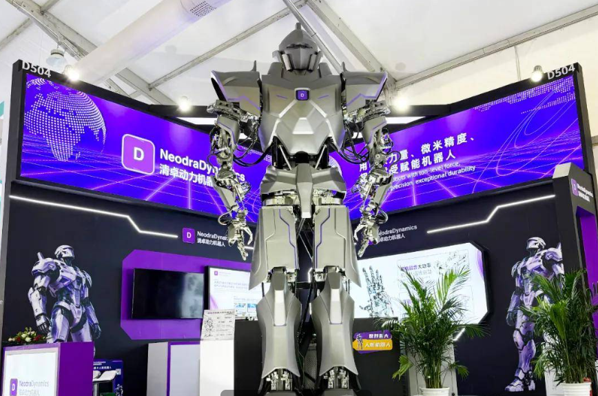 Qingzhuo Power Introduces 4-Meter Heavy-Duty Humanoid Robot with Hybrid Drive Technology