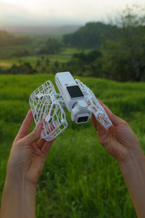 HOVERAir Unveils VERSA, a Versatile 2-in-1 Gimbal and Drone Camera