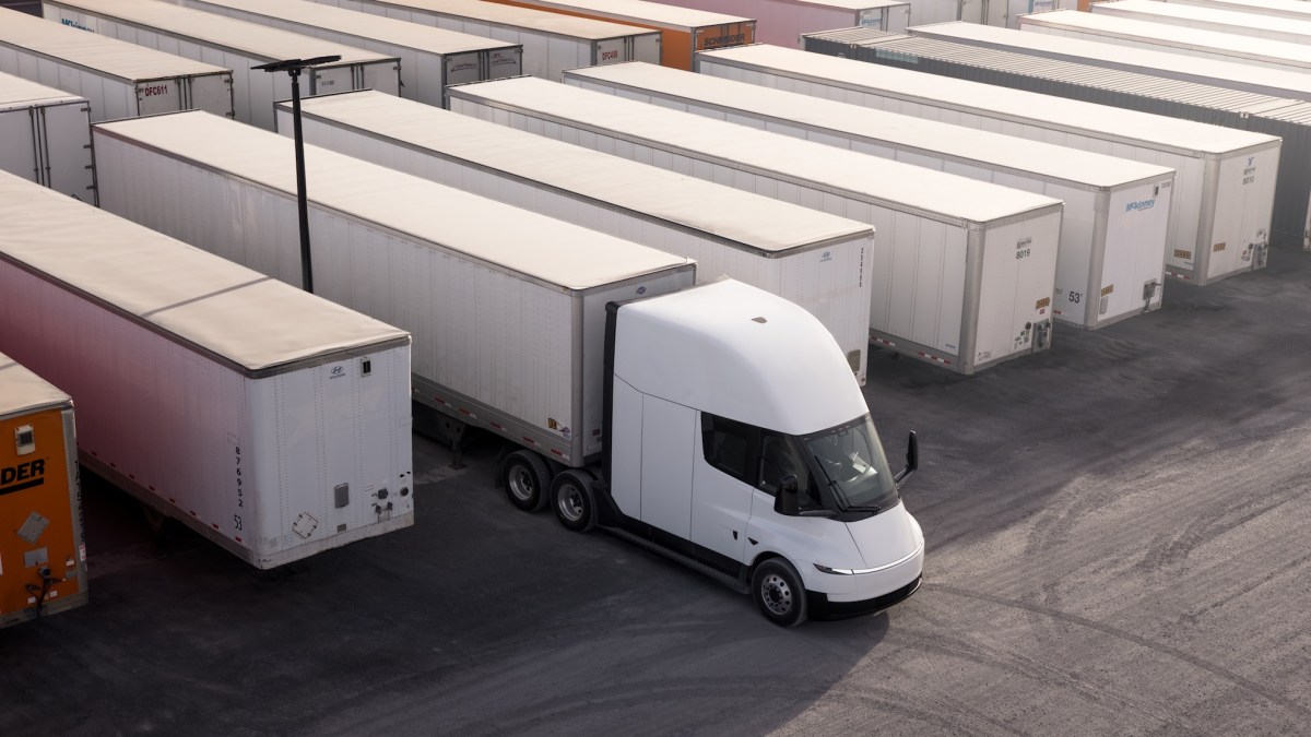 Einride Plans to Acquire 500 Tesla Semis for Enhanced Fleet Management