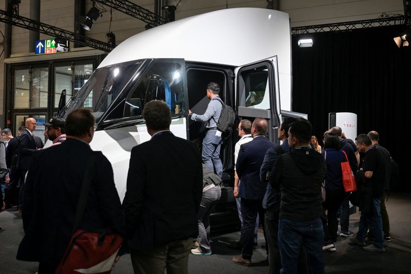 Einride Plans to Deploy 500 Tesla Electric Trucks in North America by 2028