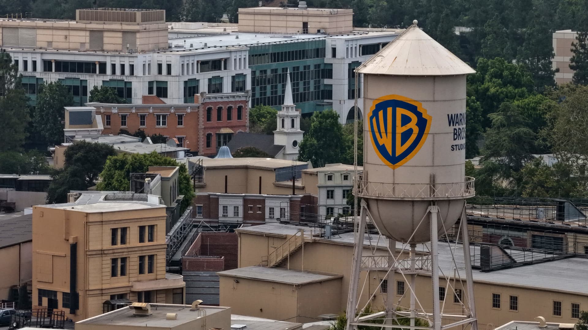 Warner Bros. Discovery Faces Uncertainty Amid Delayed Paramount Merger