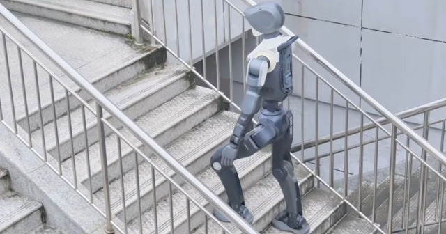 DEEP Robotics' DR02 Humanoid Robot Successfully Climbs Outdoor Stairs