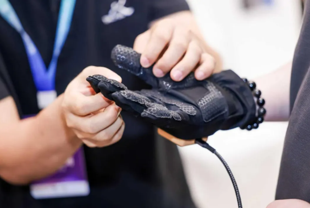 Stanford Researcher Develops Robot 'Electronic Skin' in China, Secures Billion-Yuan Funding
