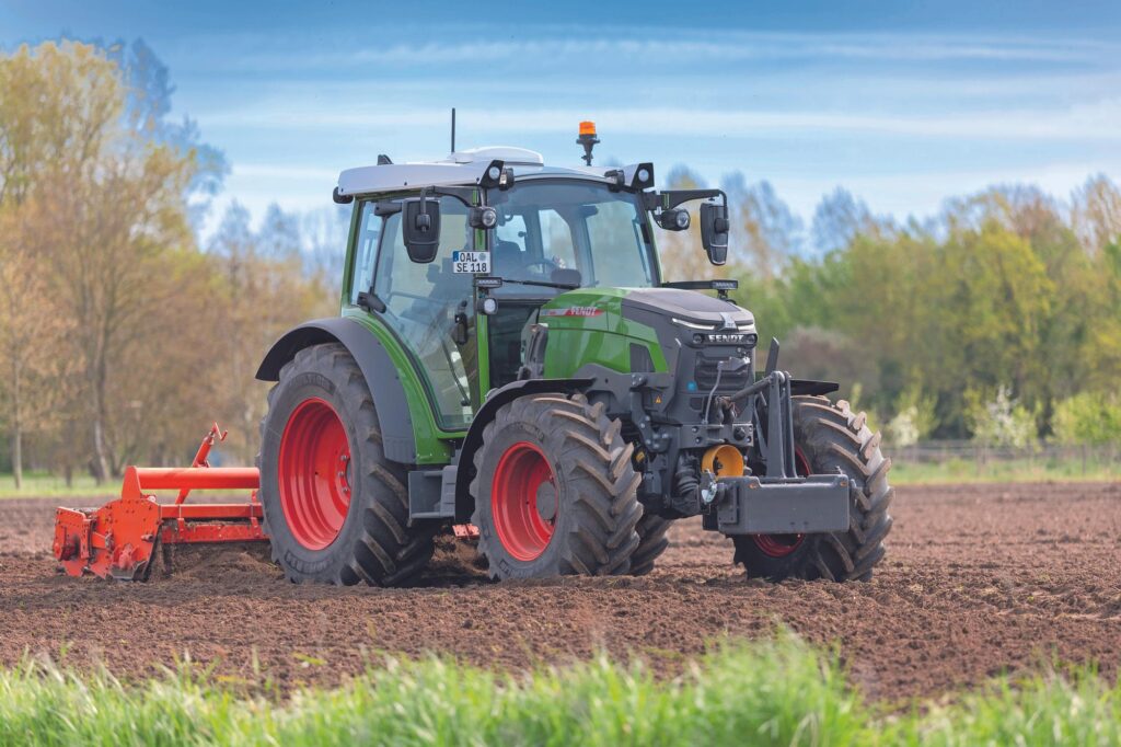 Fendt e107 Vario Electric Tractor Demonstrates Battery Power for Autonomous Field Robots