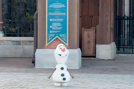 Challenges in Creating Successful Robot Intellectual Properties for Theme Parks