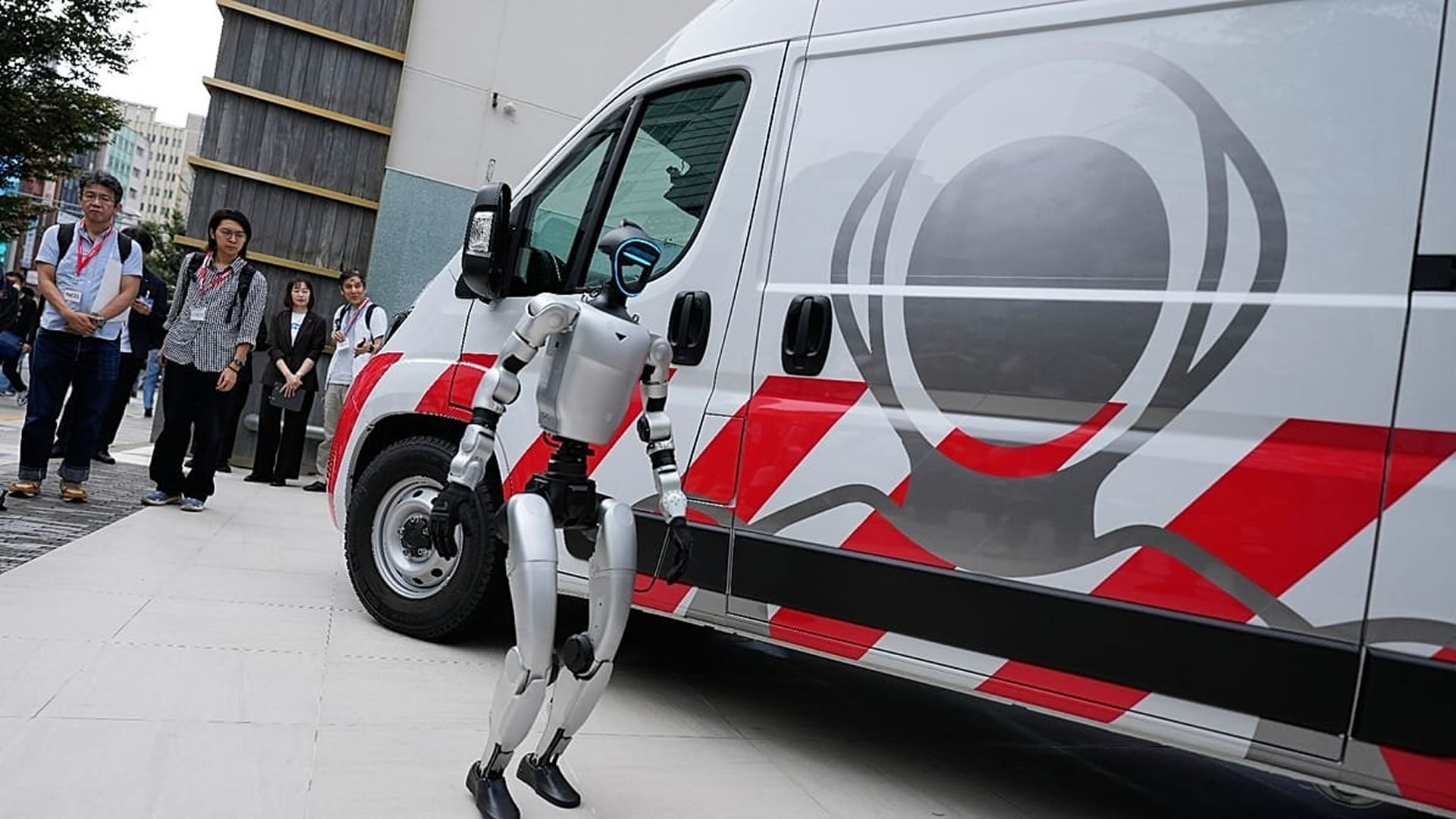 Japan Launches First Robot Ambulance for On-Site Humanoid Repairs