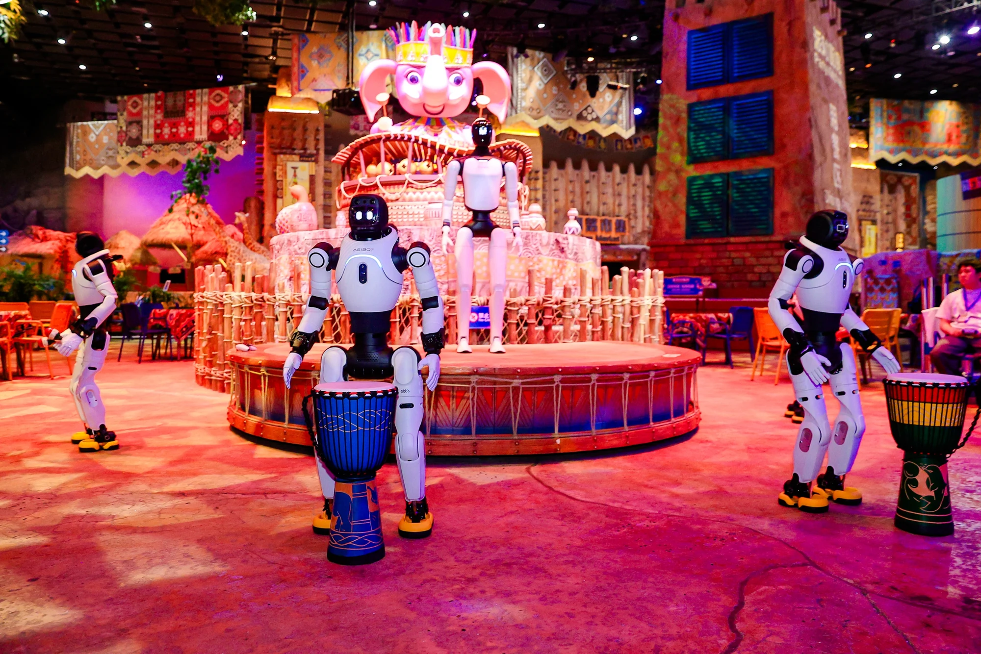 AGIBOT Deploys Over 300 Robots at Chimelong Spaceship Park in Zhuhai, China