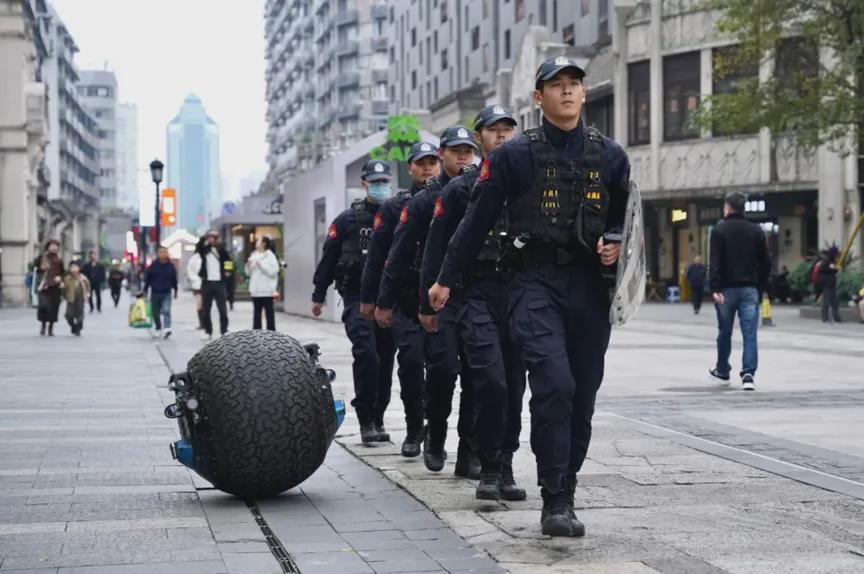 Innovative Amphibious Ball Robot Showcases Versatile Mobility at Defense Electronics Expo