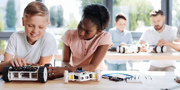 Sixth Graders Program Robots to Breakdance, Highlighting Shift in Robotics Education