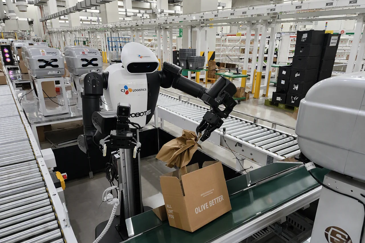 CJ Logistics Integrates ROBOTIS Dual-Arm AI Worker into Olive Young Fulfillment Operations