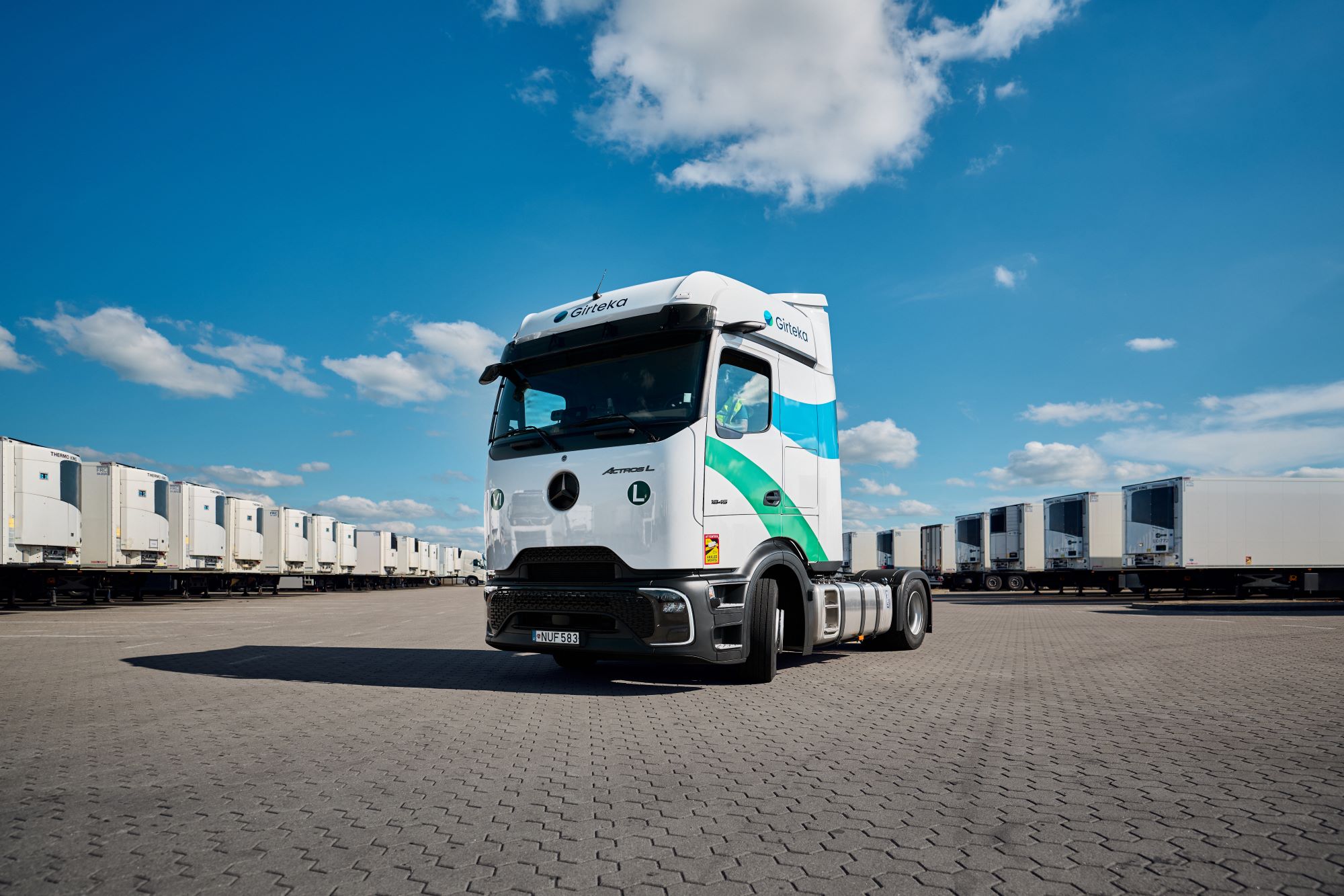 Girteka Orders 900 Mercedes-Benz Actros L ProCabin Trucks for Fleet Renewal