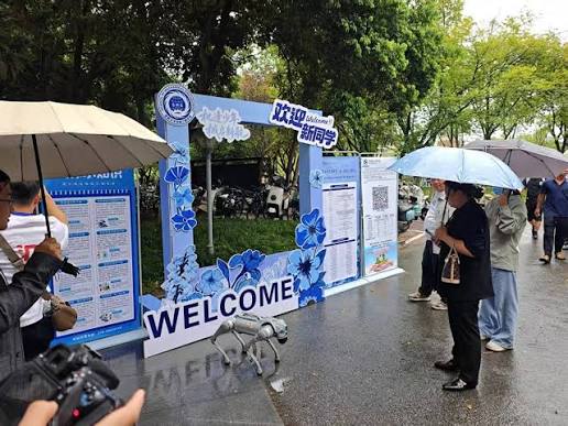 Robot Dog 'Benben' Engages New Students at Chengdu University with Anti-Fraud Education