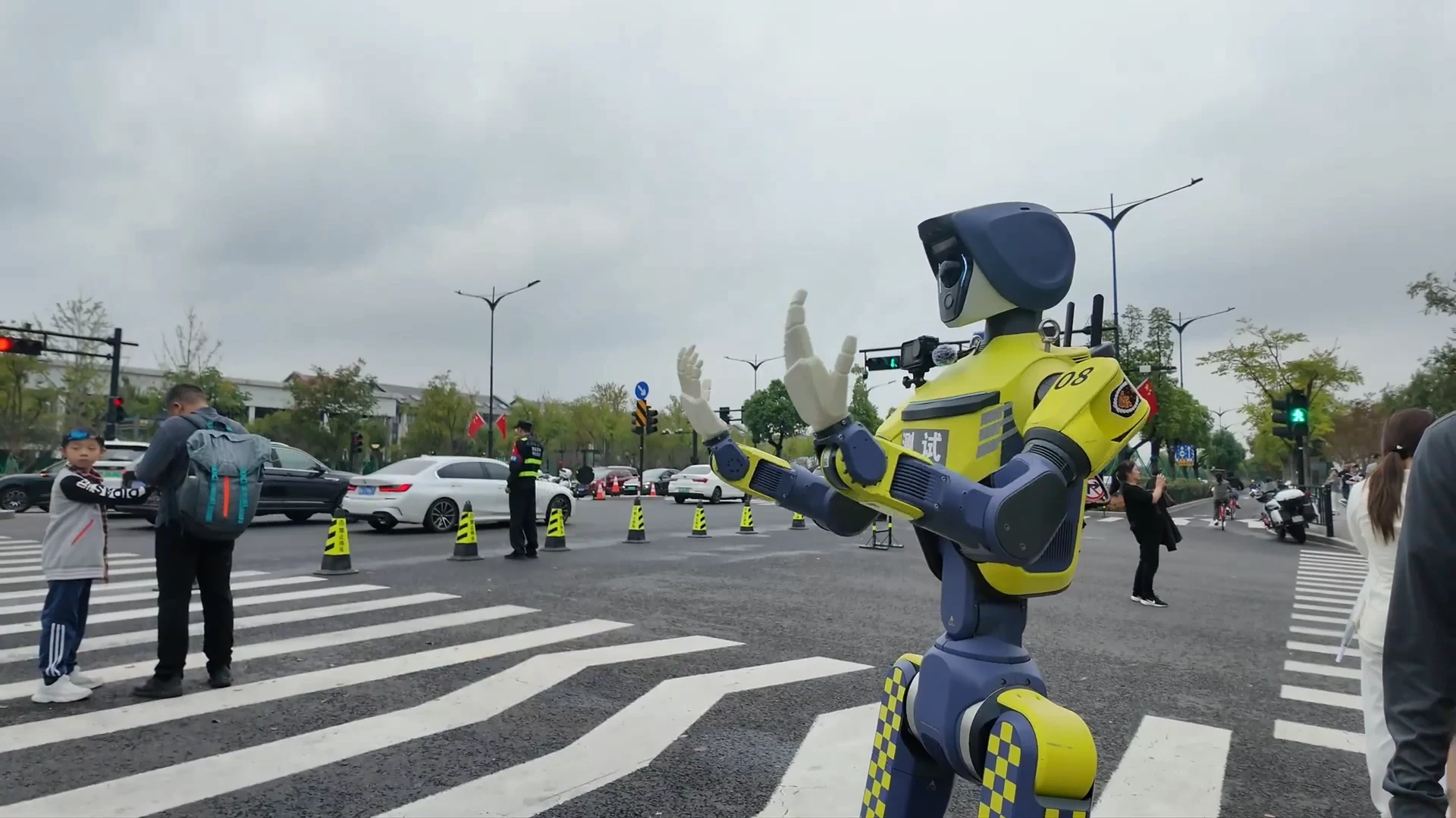 Deep Robotics Demonstrates DR02 Humanoid's Traffic Assistance in Rainy Conditions