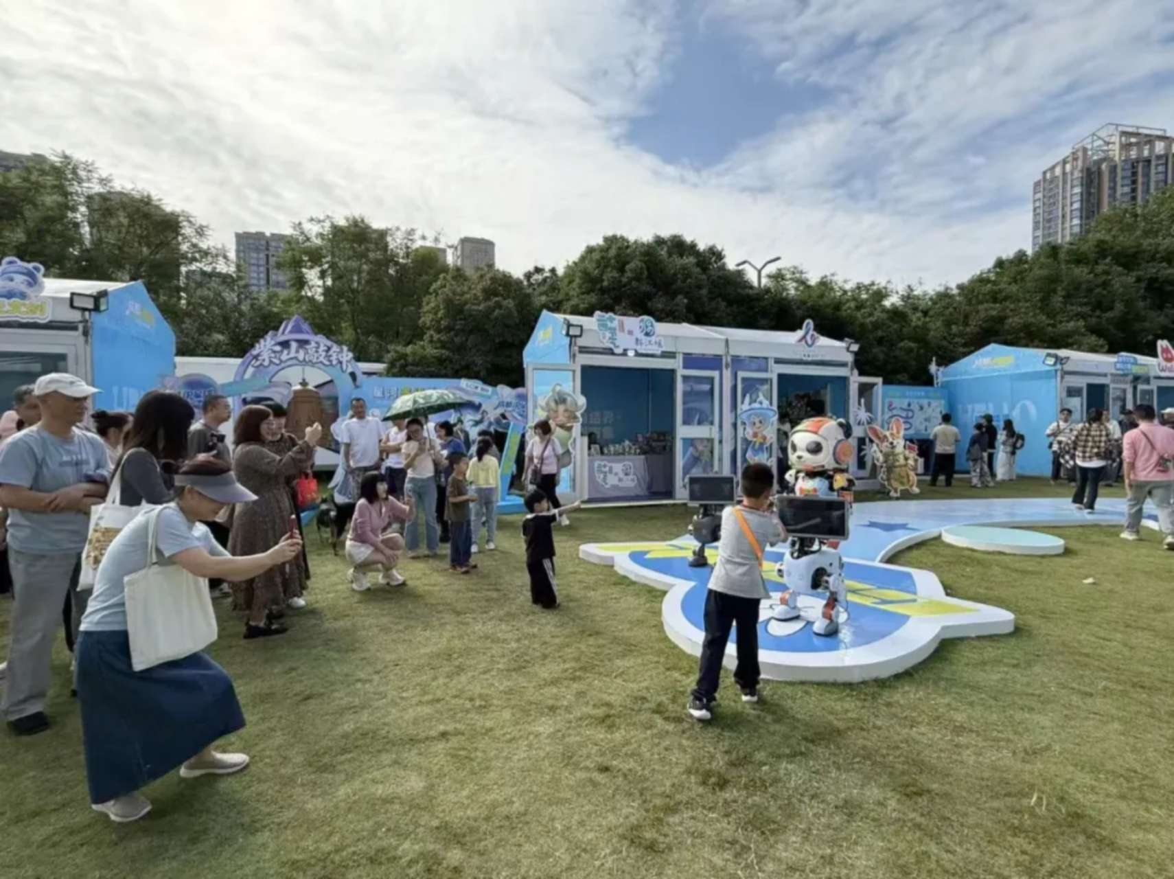 Robots Take Center Stage During National Day Holiday with Innovative Performances